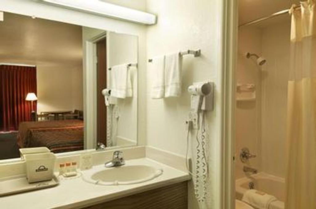 Days Inn By Wyndham Okmulgee Exterior photo