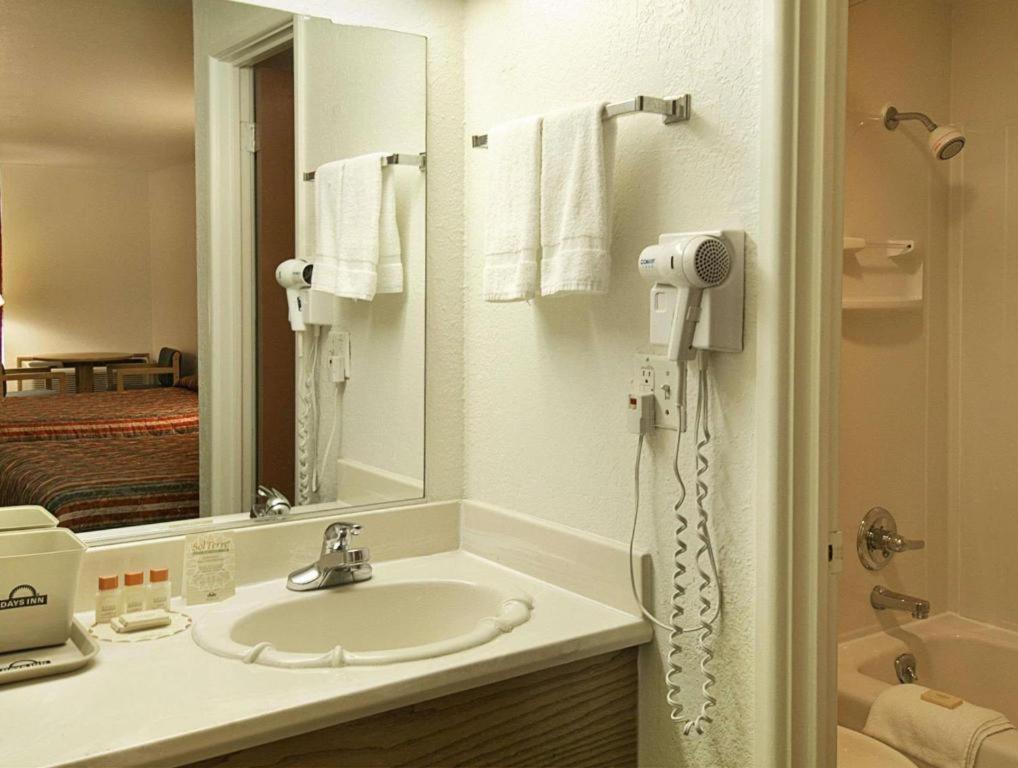 Days Inn By Wyndham Okmulgee Exterior photo